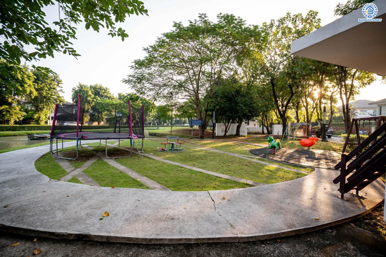 บ้านเดี่ยวมือสอง จากแบรนด์ LH โครงการ ชัยพฤกษ์ วัชรพล หลังใหญ่ เนื้อที่ 50.6 ตร.ว. ฟังก์ชัน 3 ห้องนอน 3 ห้องน้ำ จอดรถได้ 2 คัน พร้อม Facilities ครบครัน บนทำเลเดินทางสะดวก ติดถนนสุขาภิบาล5 เชื่อมต่อหลายเส้นทาง ใกล้ทางด่วน "ฉลองรัช" และรถไฟฟ้าสายสีเขียว "สถานีสายหยุด"